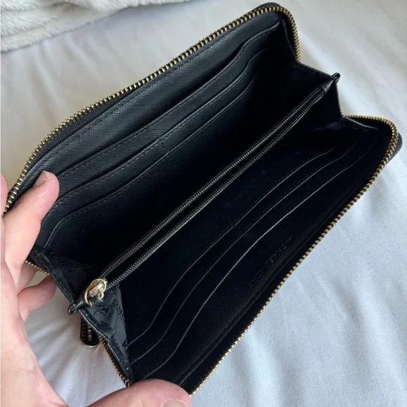 Michael Kors Wallet 🖤🖤 - Picture 3 of 7